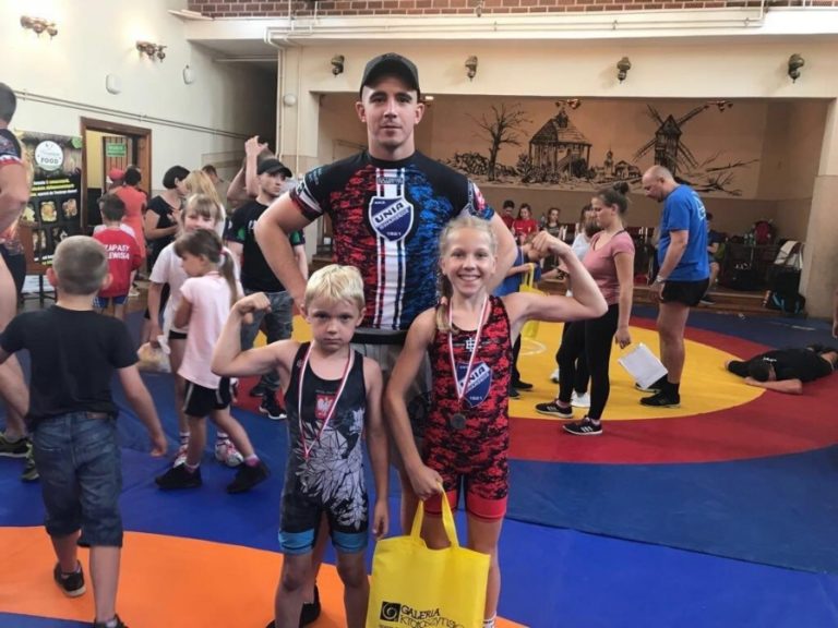 Złoto i srebro młodych zapaśników