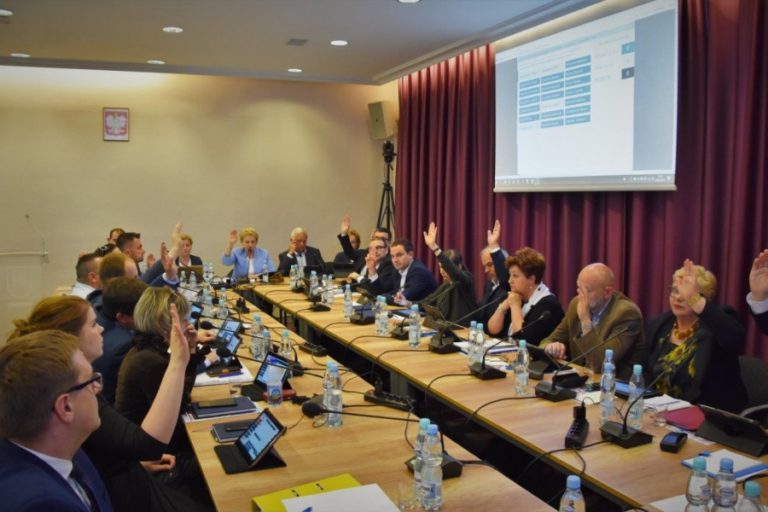 Burmistrz z absolutorium i wotum zaufania