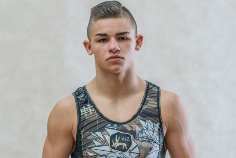 Sebastian Nowicki  z medalem  Młodzieżowych Mistrzostw Polski