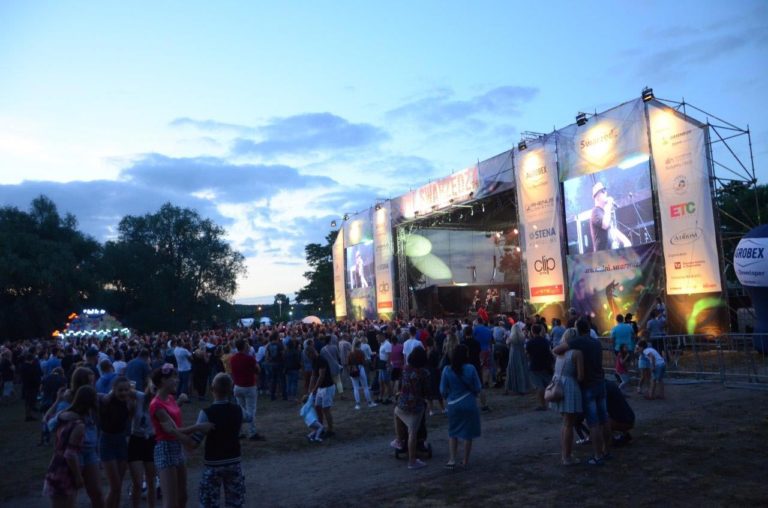 Wtargnął pijany na scenę