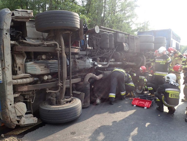 Ciężarówka na boku