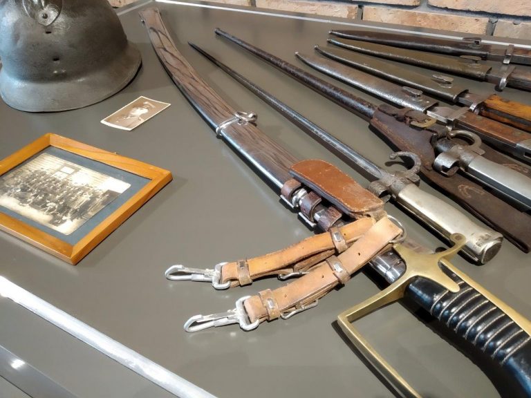 Wystawa militariów z czasów II Wojny Światowej