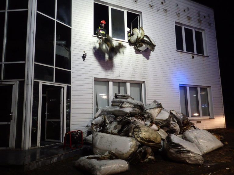 Groźny pożar w magazynie z pianką