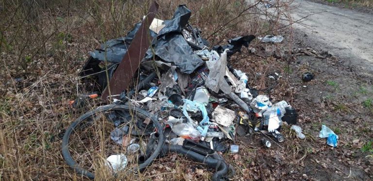 Śmieci przez kilka kilometrów