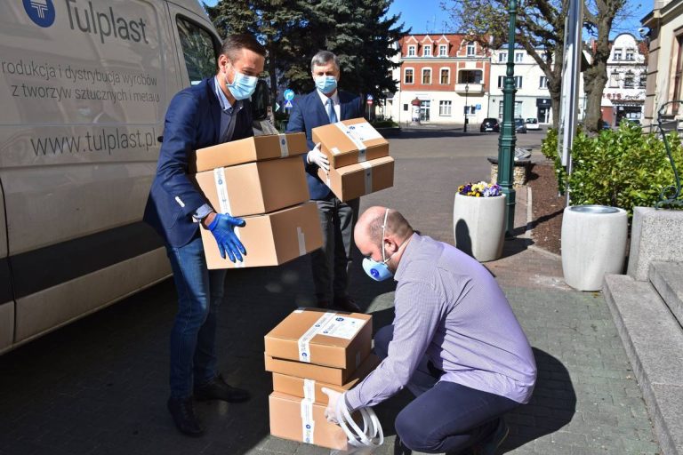 Przyłbice od swarzędzkiej firmy dla medyków i służb