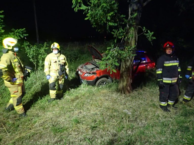 Wypadł z drogi i koziołkował