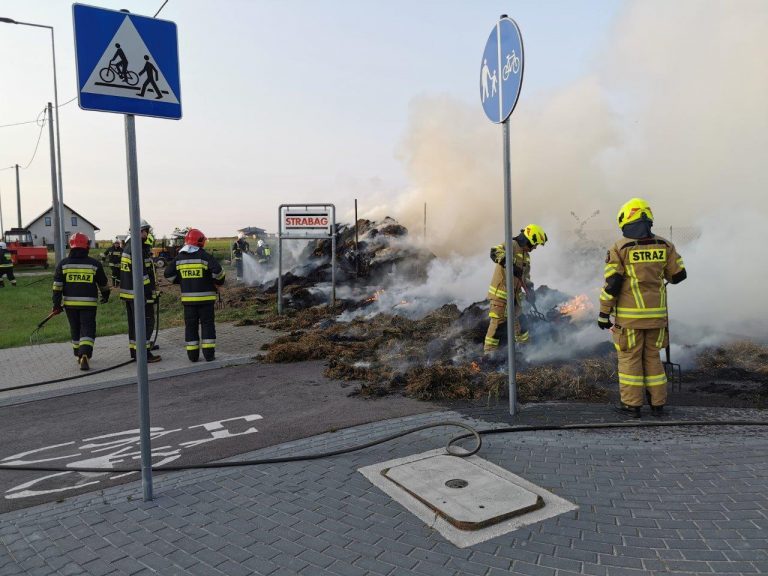 Spaliła się przyczepa ze słomą