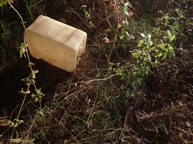 Porzucono pojemniki z nieznaną substancją