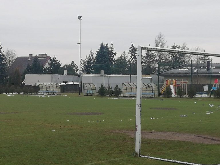 Boisko w Gruszczynie z kontenerami