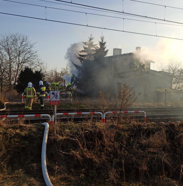 Płonął budynek kolejowy