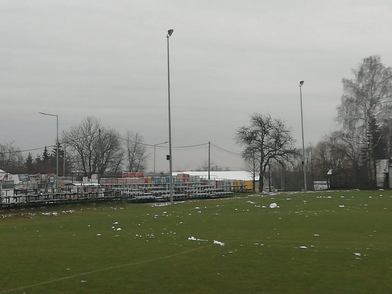 Boisko czeka na kontenery