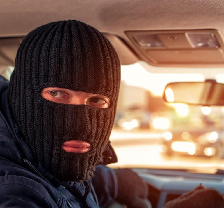 Przebrani za policjantów napadli na dom