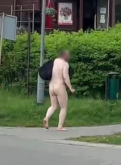 Nagi mężczyzna spacerował po osiedlu