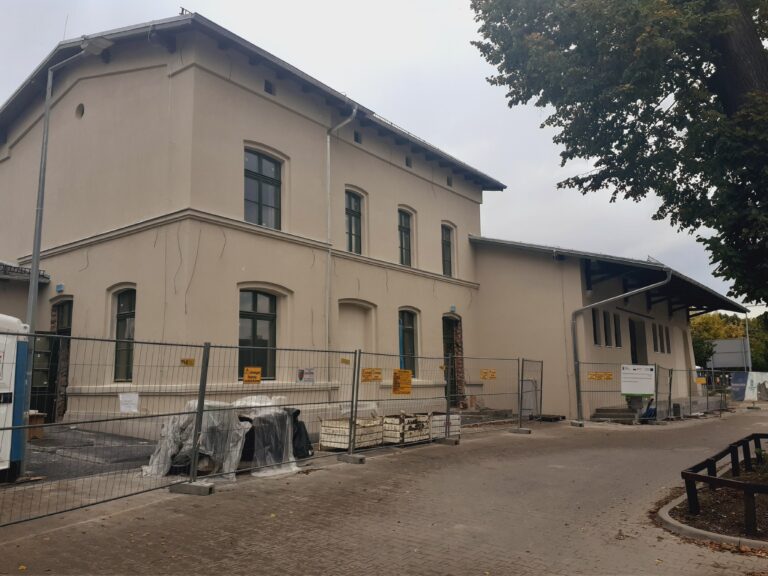 Kobylnica ze świetlicą… na dworcu