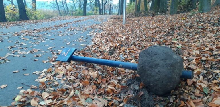 Dewastacja nad jeziorem