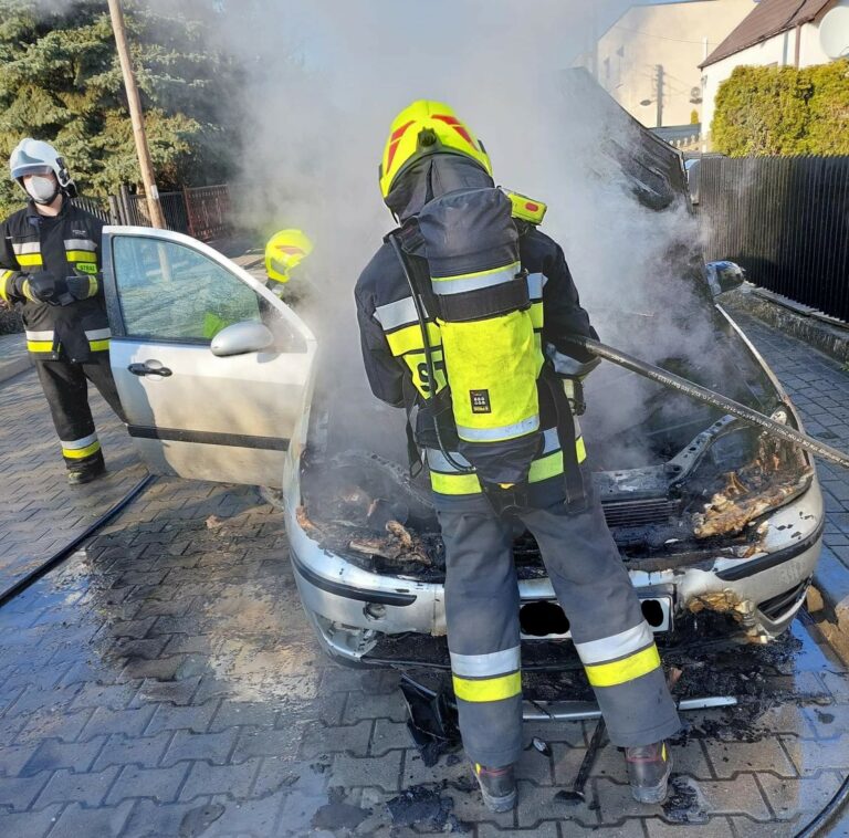 Auto w płomieniach