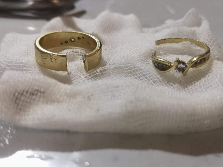 Usunęli „niewygodną” biżuterię