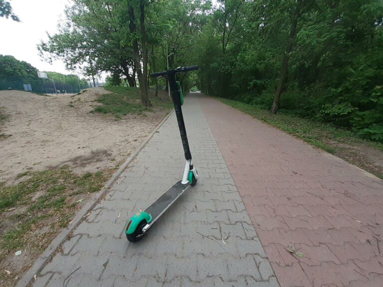 Hulajnogi tarasują chodniki i ścieżki rowerowe