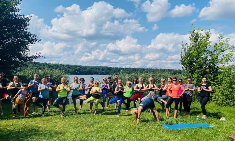 Poćwicz  w sobotę jogę nad jeziorem
