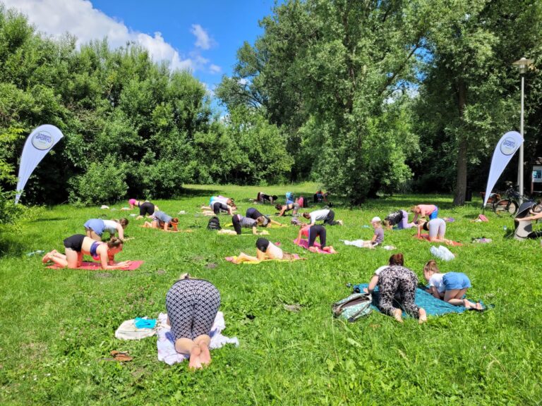 Poćwicz  w sobotę jogę nad jeziorem