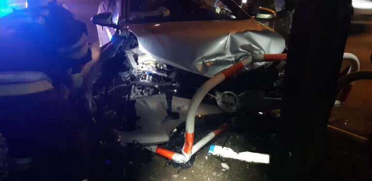 Auto uderzyło w barierki