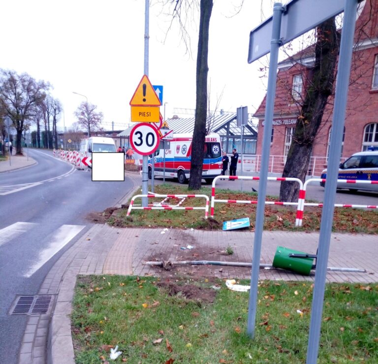 90-letni kierowca staranował barierki