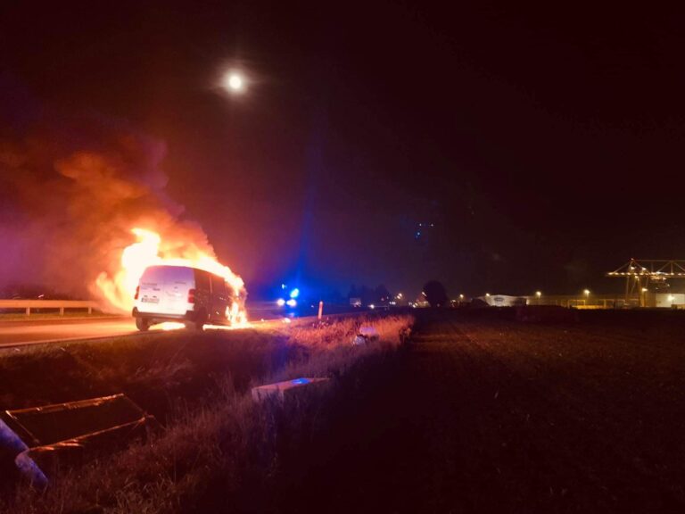 Dostawcze auto w ogniu