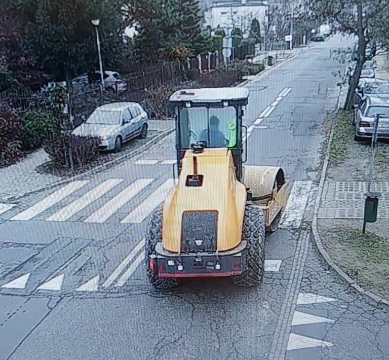 W Swarzędzu walec niszczył ulicę