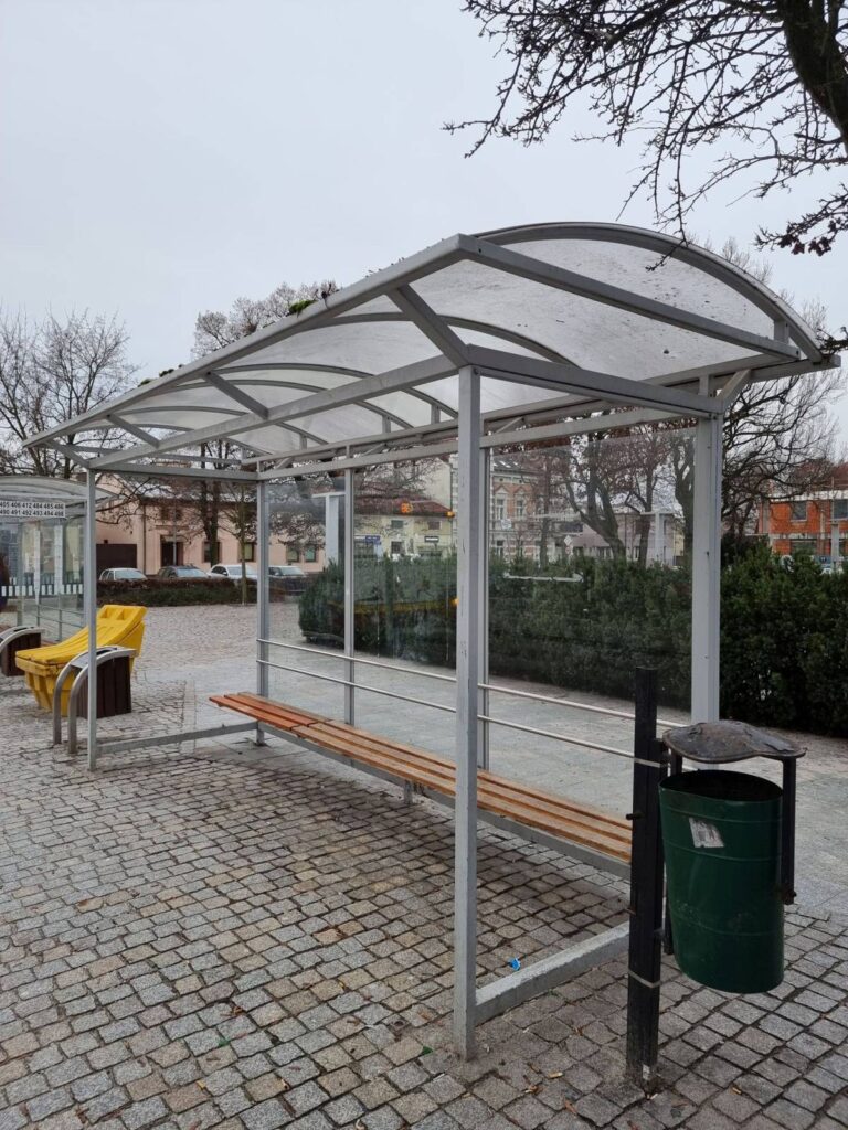 Wandale zniszczyli wiatę na Plantach