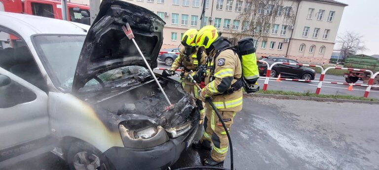 Auto w ogniu