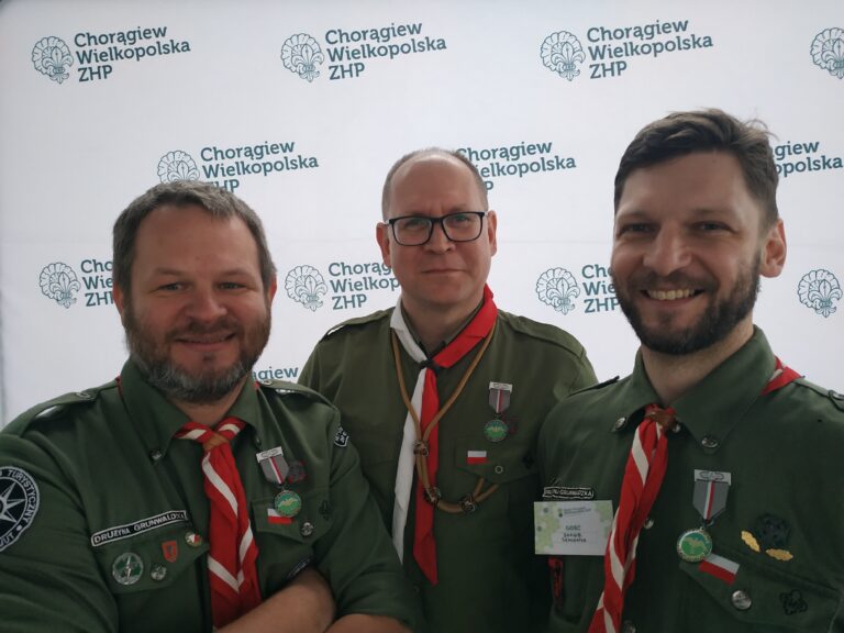 Członkowie HKT „Azymut” z medalami od Ministra