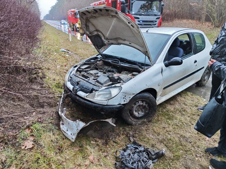 Groźne dachowanie osobówki