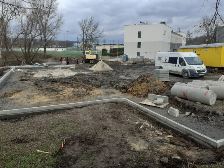 Przy hali rośnie kolejny parking