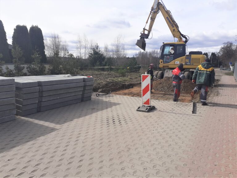 Kładą płyty na gruntówkach