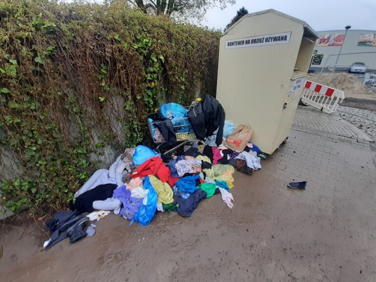 Miasto tonie w… niepotrzebnych ubraniach