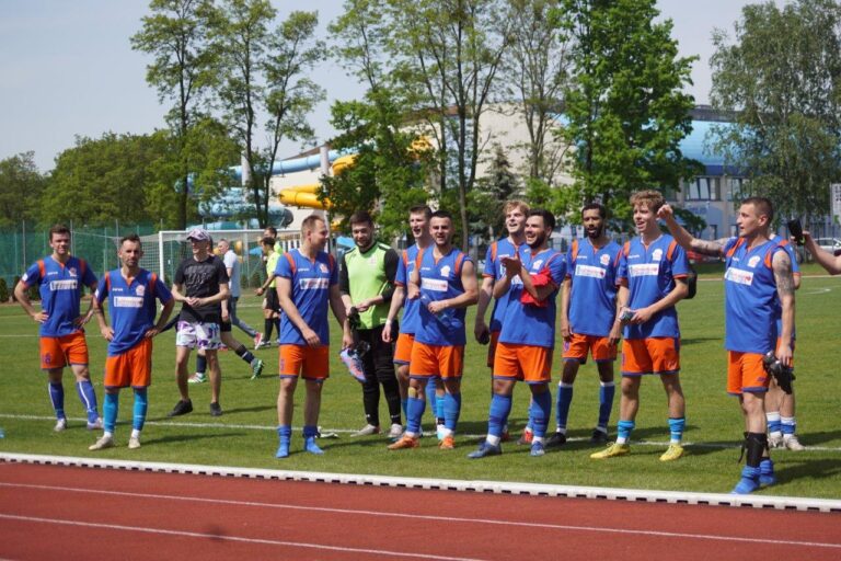 Lider pod wozem i na wozie