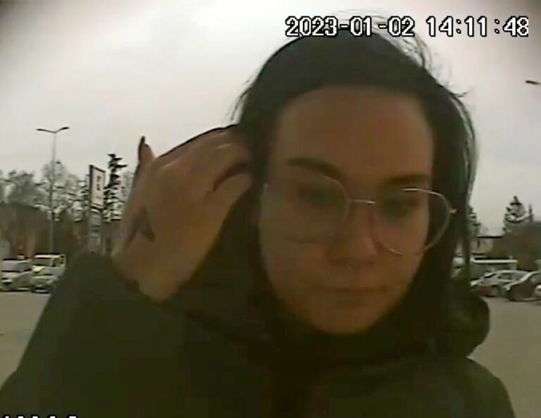 Policja szuka kobiety podejrzewanej o oszustwo