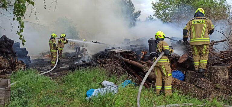 Paliło się składowisko drewna!