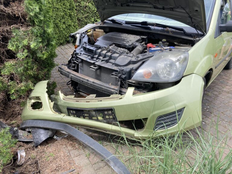 Po kolizji staranował bramę