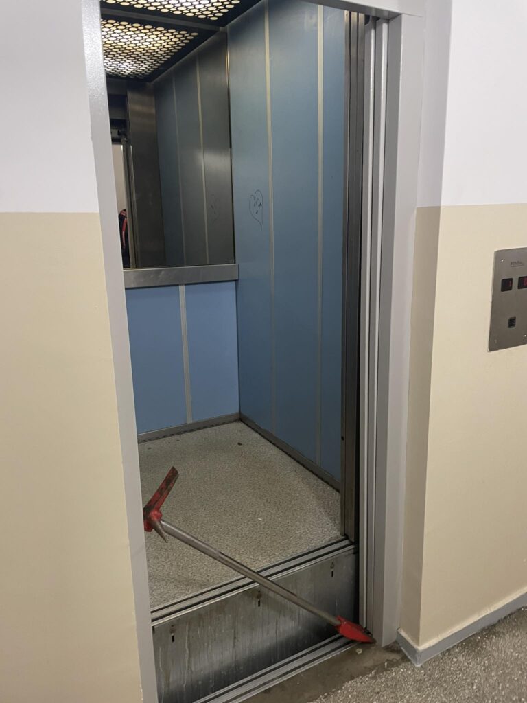 Dzieci utknęły… w windzie