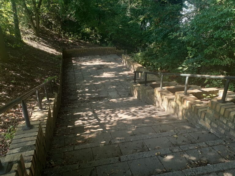 Schody nad jezioro do remontu!