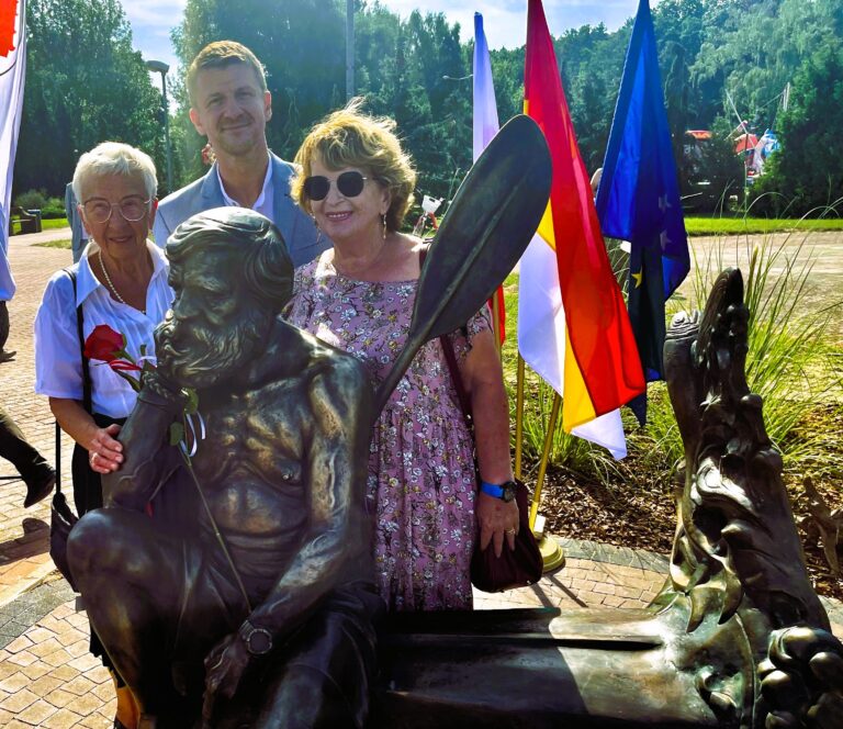 Honorowy swarzędzanin z ławeczką nad zalewem