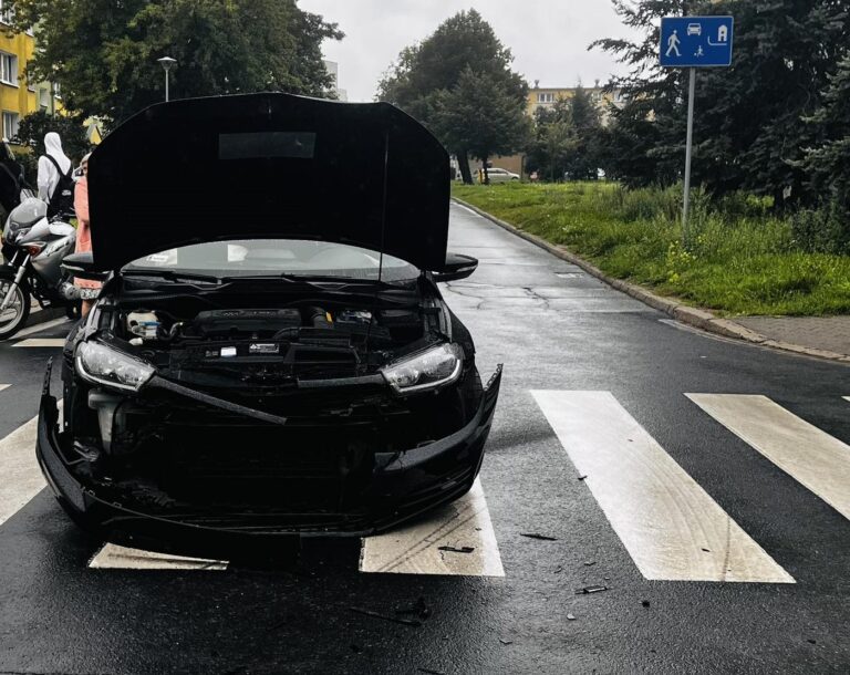 Groźna kolizja z udziałem trzech aut