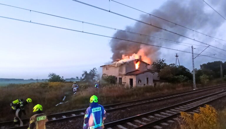 Budynek kolejowy w płomieniach