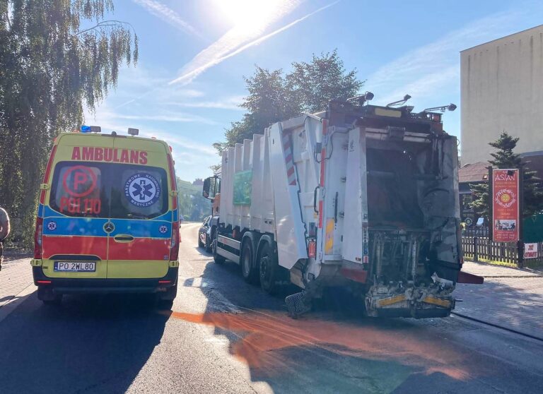 Osobówka wjechała w śmieciarkę