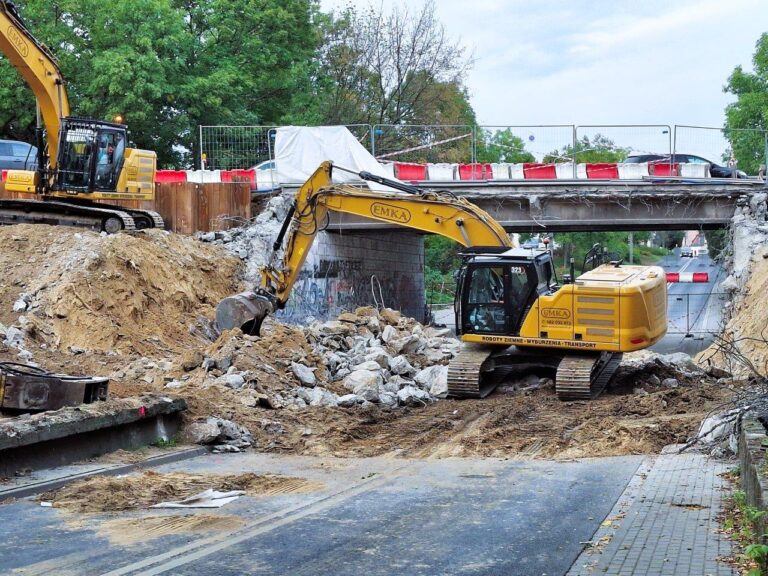 Trwa wyburzanie wiaduktu nad ul. Piaski