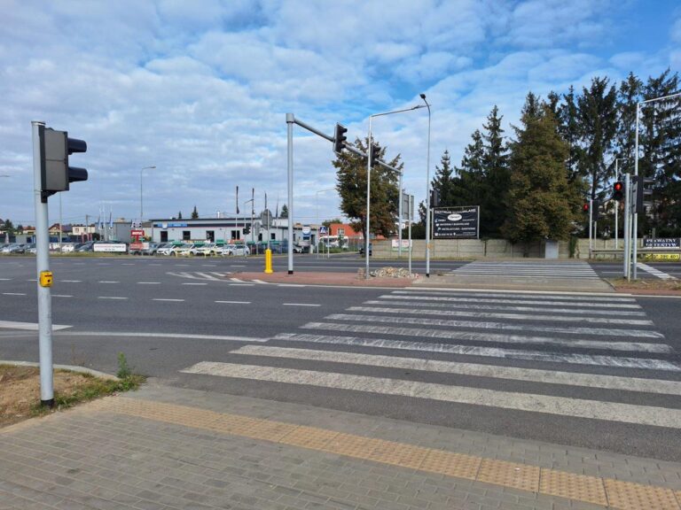 Walczyli o kładkę, dostali oświetlenie