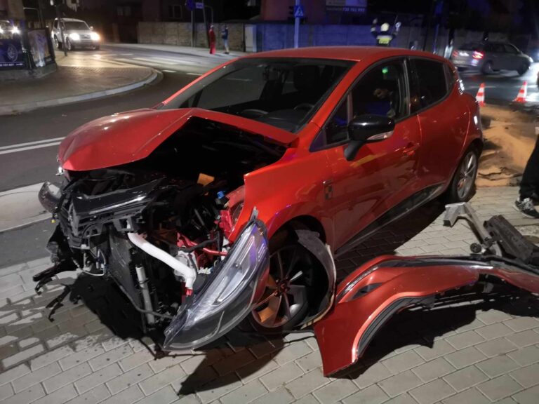 Osobówka zderzyła się z busem