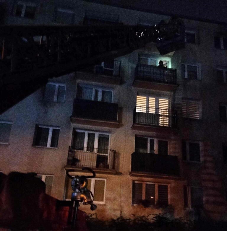 Z balkonu wzywał pomocy