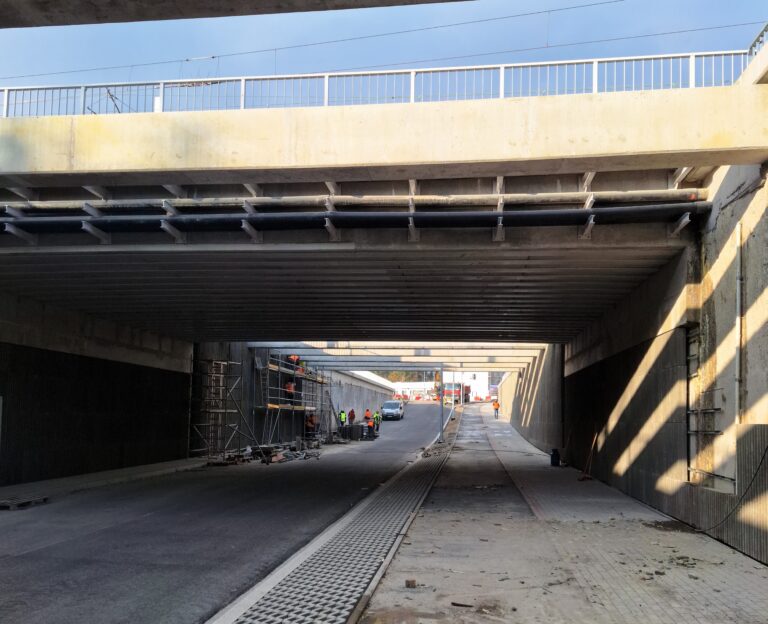 Piesi tylko tunelem!